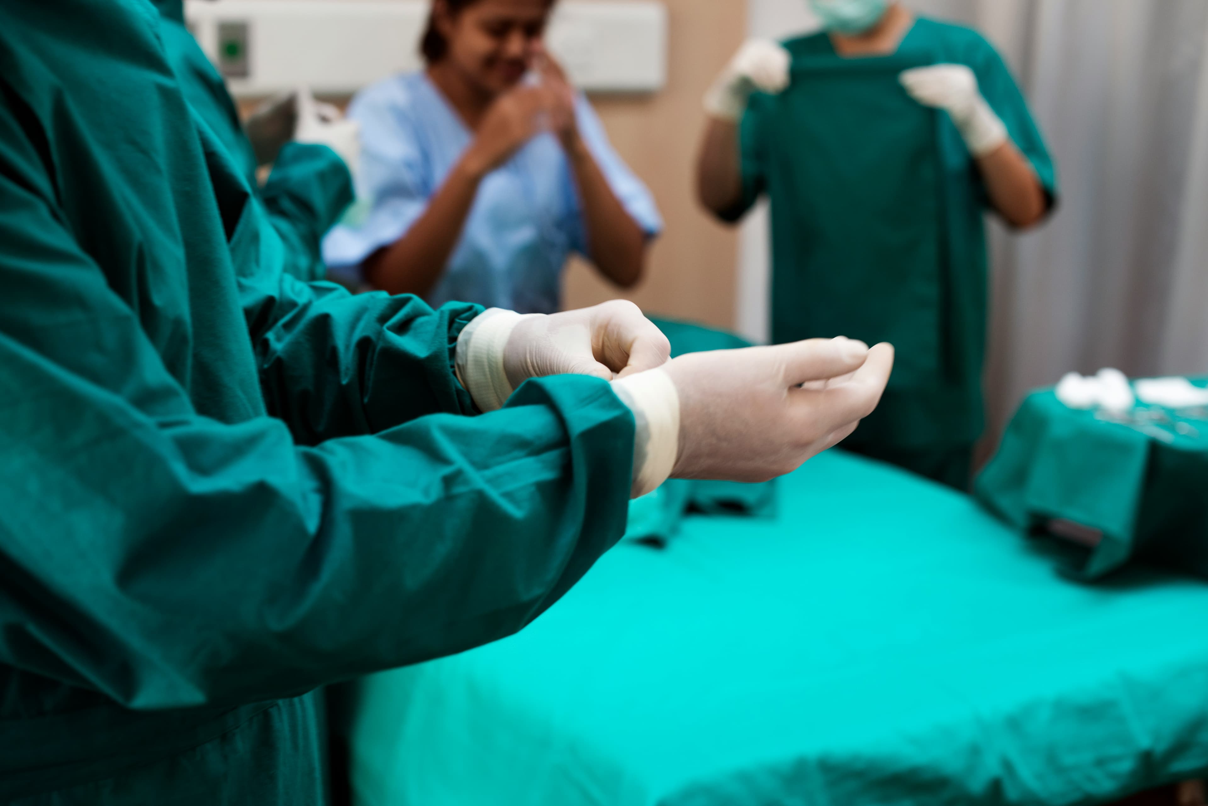 Personal médico en un pasillo de hospital.